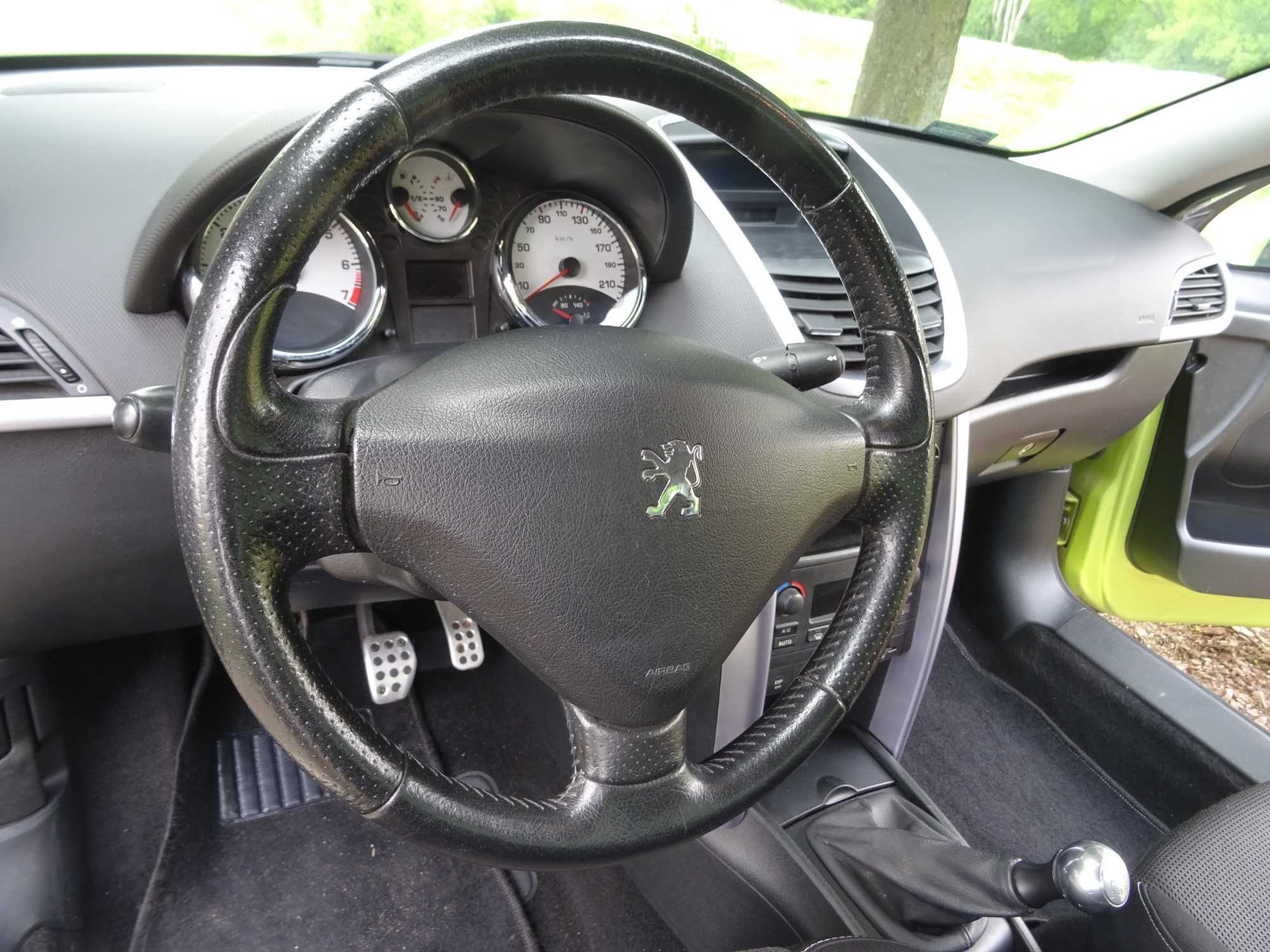 Peugeot 207 CC użytkowany przez kobietę