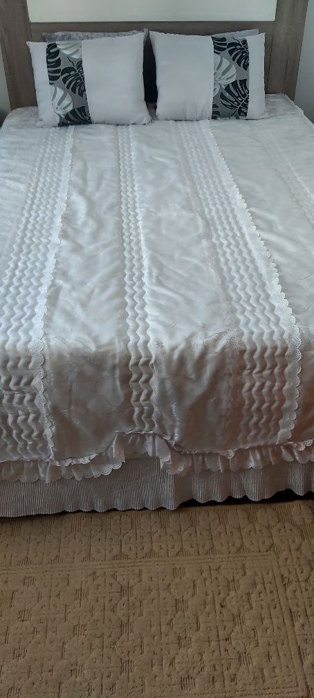 Edredão de cama branco