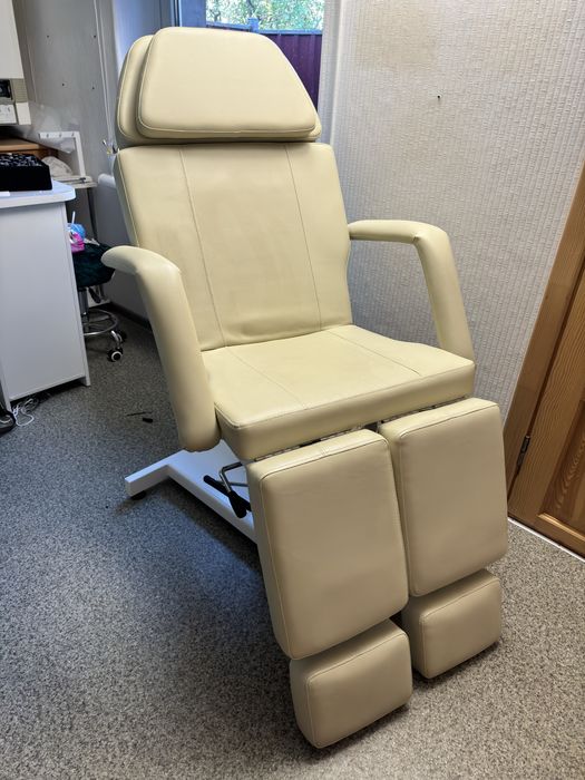 Педикюрне крісло-кушетка мод. 235 з гідравлічним регулюванням висоти