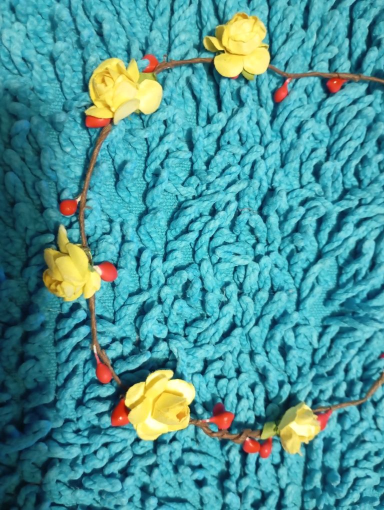 Coroa de flores em tons de amarelo