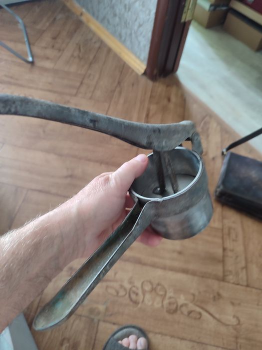 Соковижималка металева механічна кухонна ручна-дві різні.