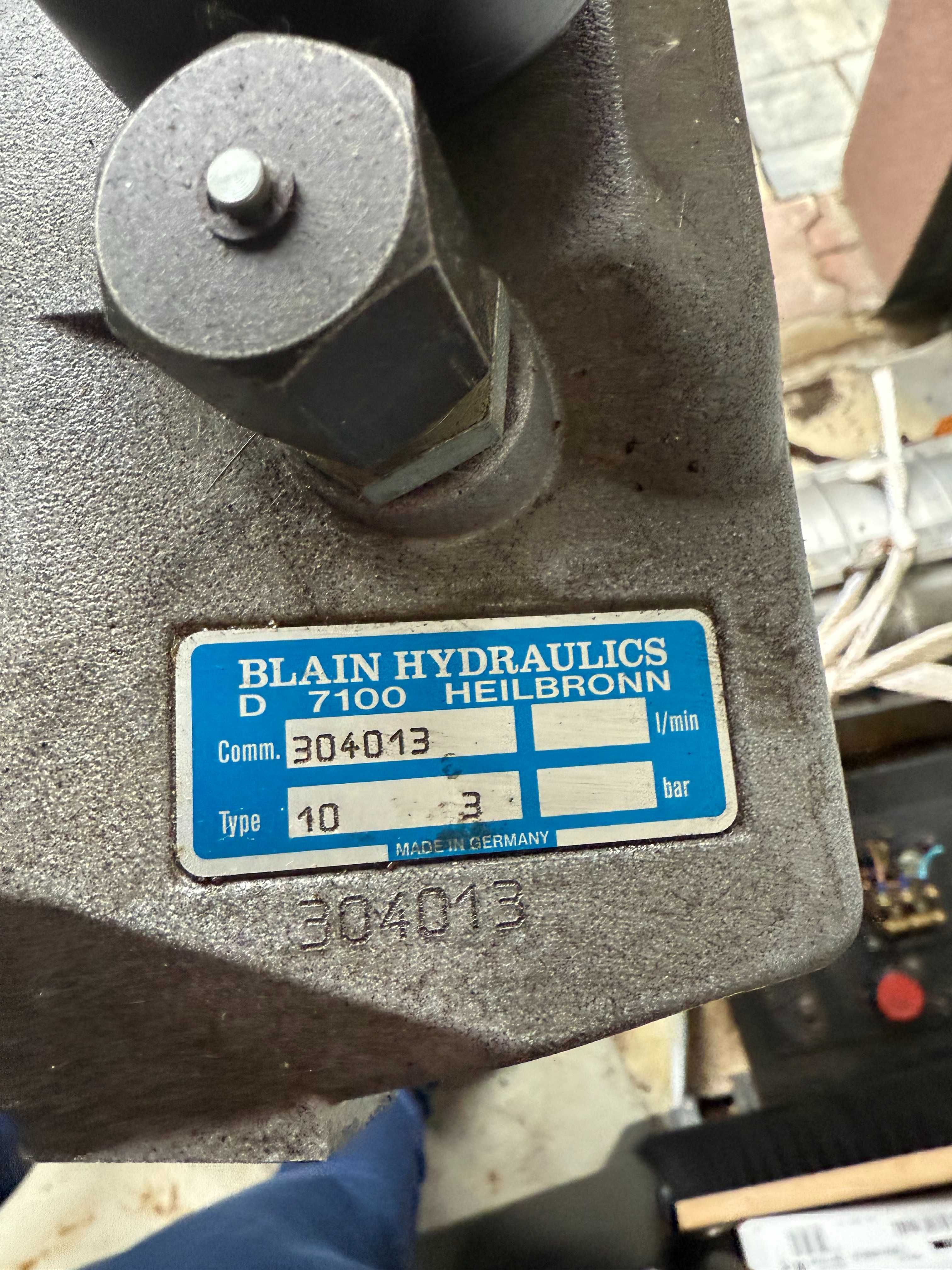 Silnik elektryczny 28 kW z rozdzielaczem do agregatu hydraulicznego.