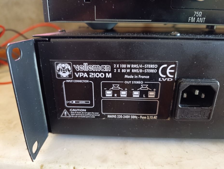 Amplificador profissional de 200 W de potência.bem estimado e a funcio