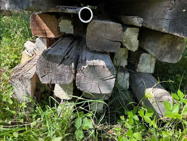 Stare drewno z rozbiórki domu — bale, belki, deski rustykalne, patyna