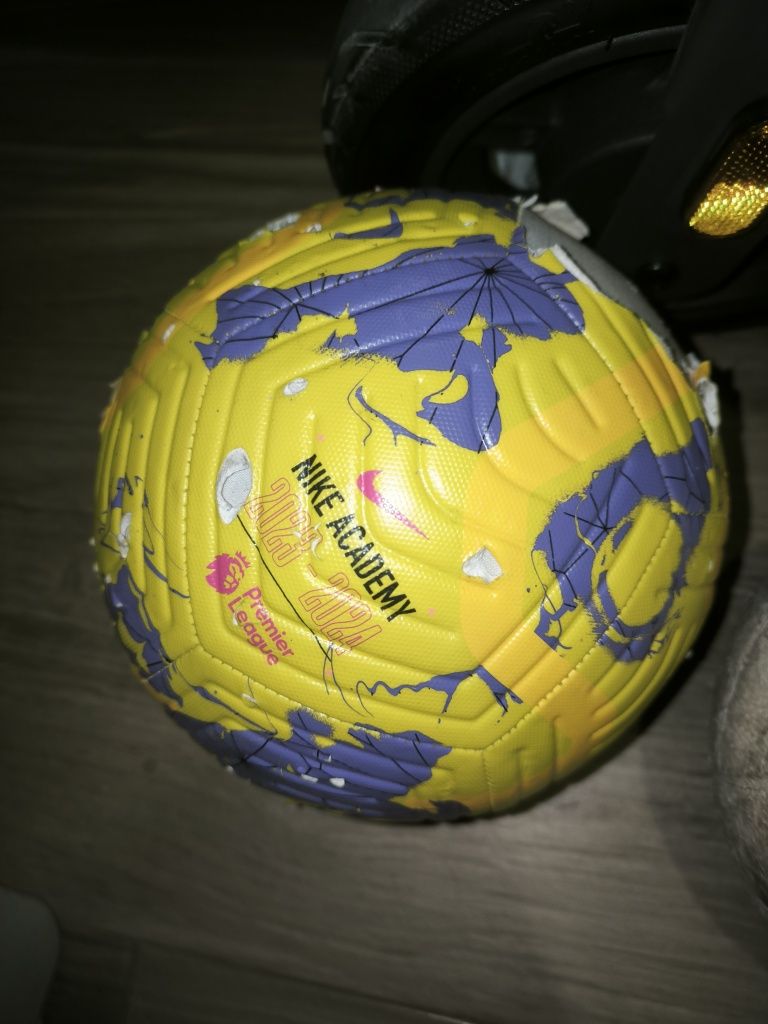 Bolas de futebol e volei