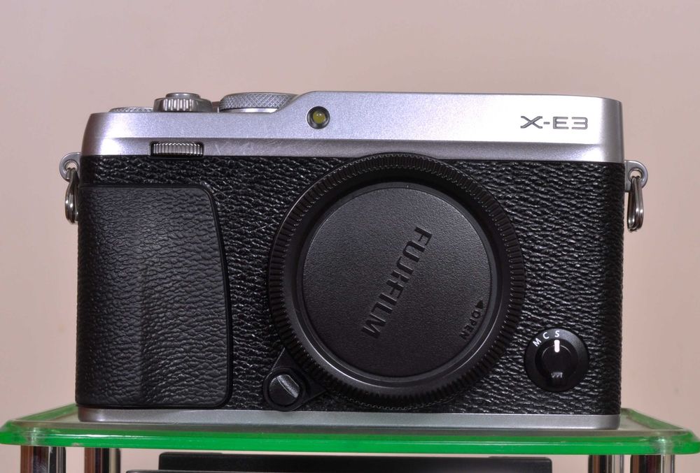 Fuji X-E3 + Flash EF-X8, como novo + XF 23mm F: 2.8 WR novo.