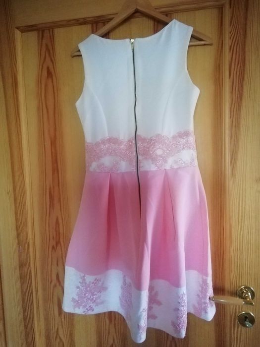 Sukienka damska zdobiona wstawkami haftowanymi