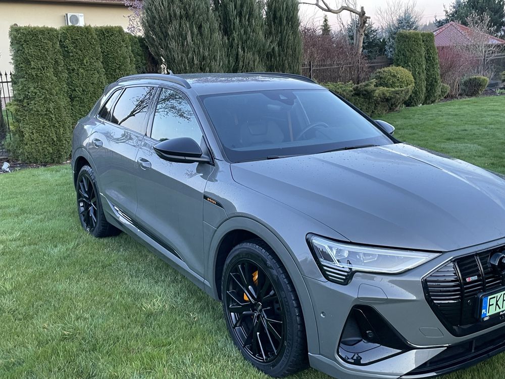 Audi E Tron 55 Black Edition Chronos metalic -Salon Polska