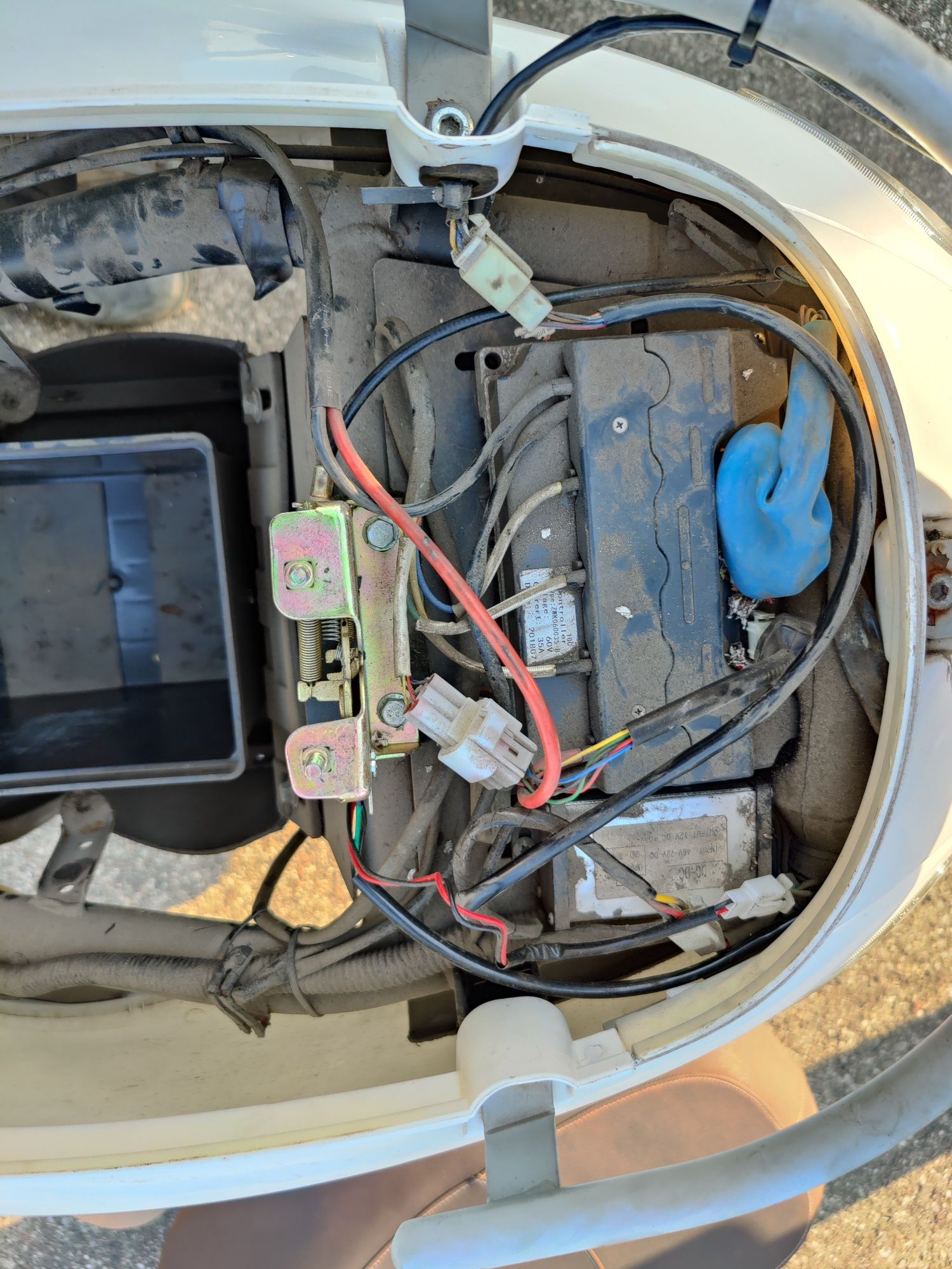 Skuter elektryczny +kufer i dwa kask