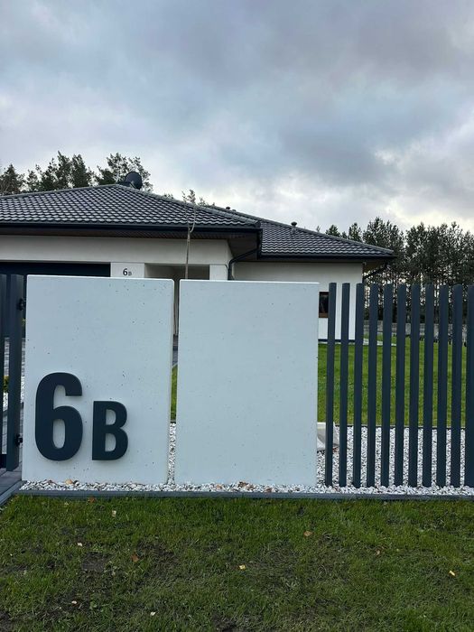 Nowoczesny mur ogrodzeniowy L-ka betonowa beton architektoniczny