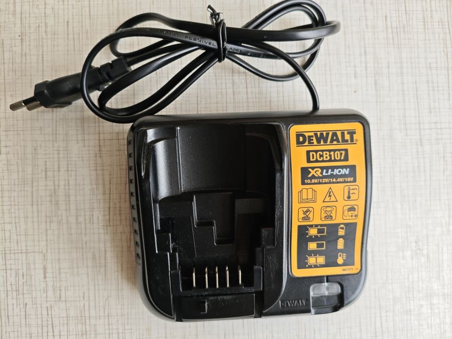 Акумуляторна батарея і зарядний пристрій DeWalt