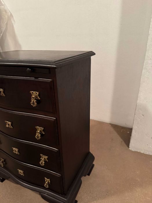 Mesa de cabeceira em madeira maciça