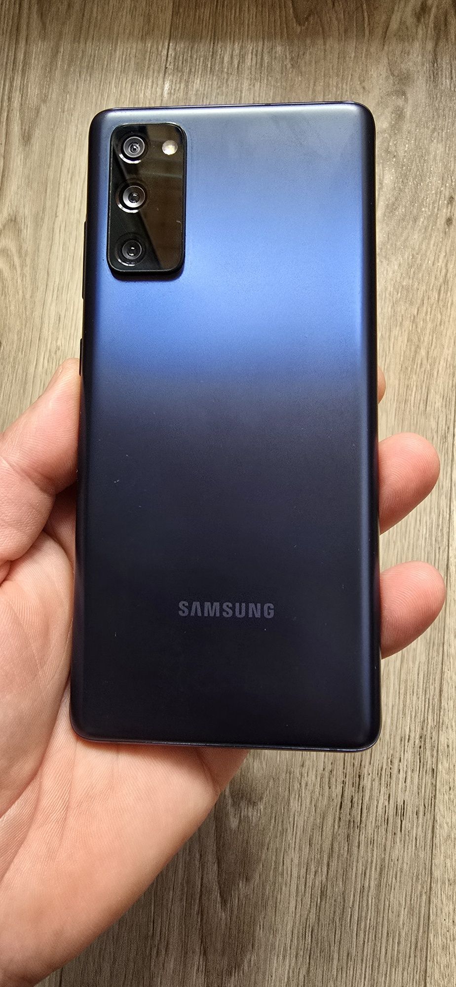 Продам SAMSUNG S20FE 6/128