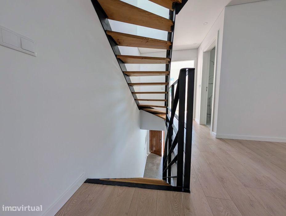 Moradia T2+1 Nova no Centro do Fundão - 3 Pisos c/ Jardim Vertical