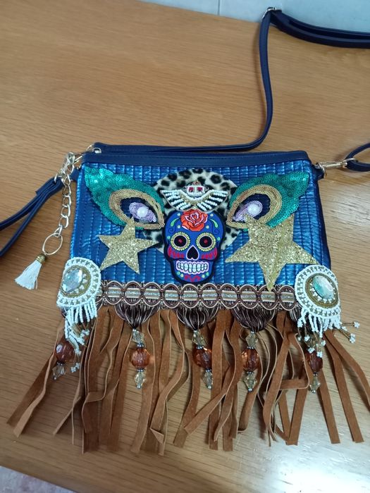 Mala  com enfeites artesanal