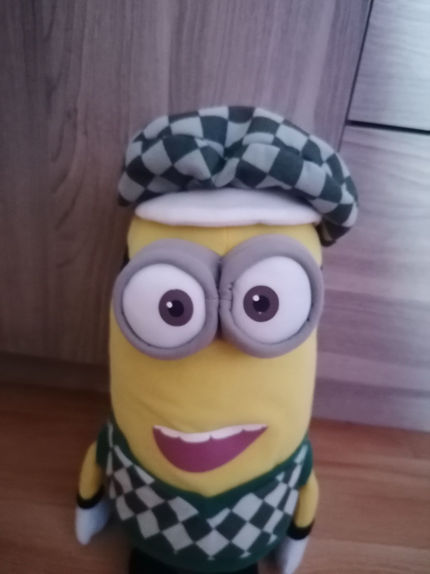 Minionek Kevin w stroju golfiarza