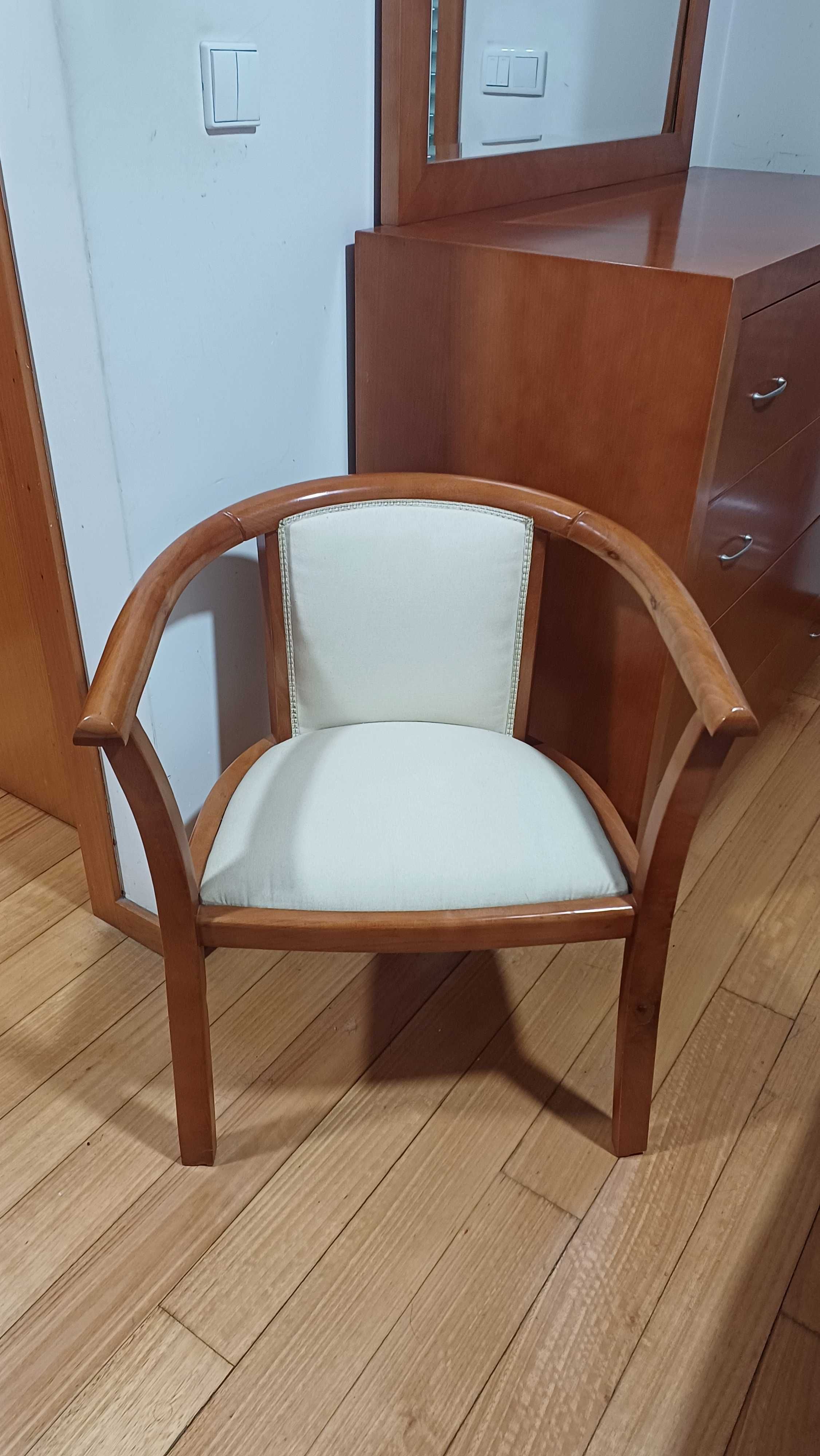 Conjunto cómoda com espelho e cadeira