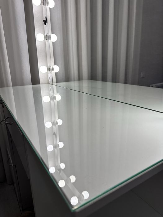 Стіл для візажиста та бровіста