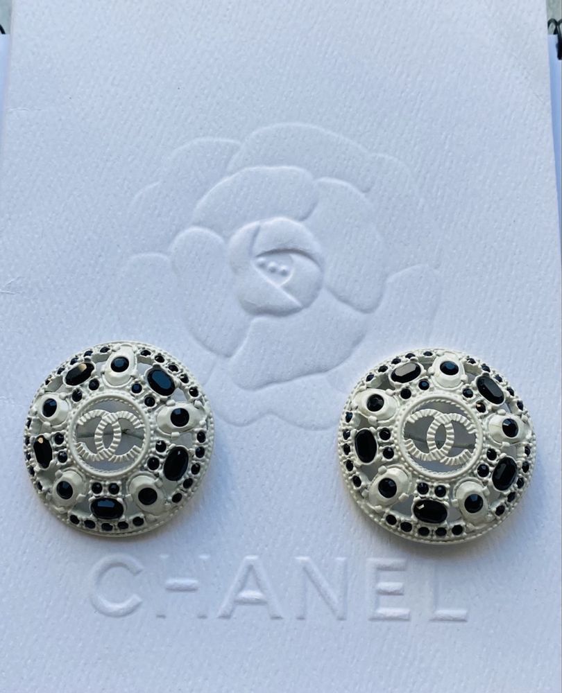Chanel Логотипы в виде броши