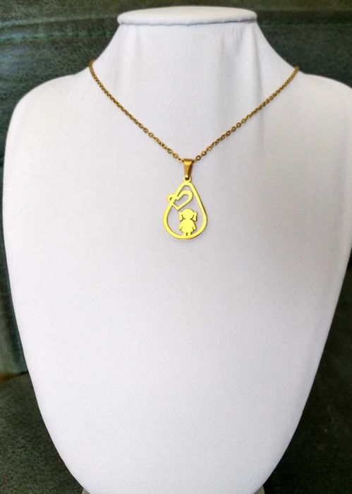 Colar Aço Dourado Oval c/ Menina e Coração NOVO