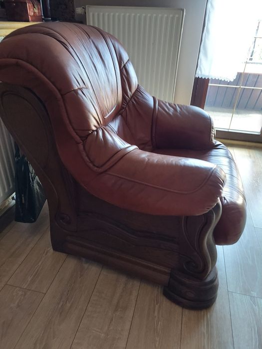 Fotel skórzany z wykończeniem drewnianym