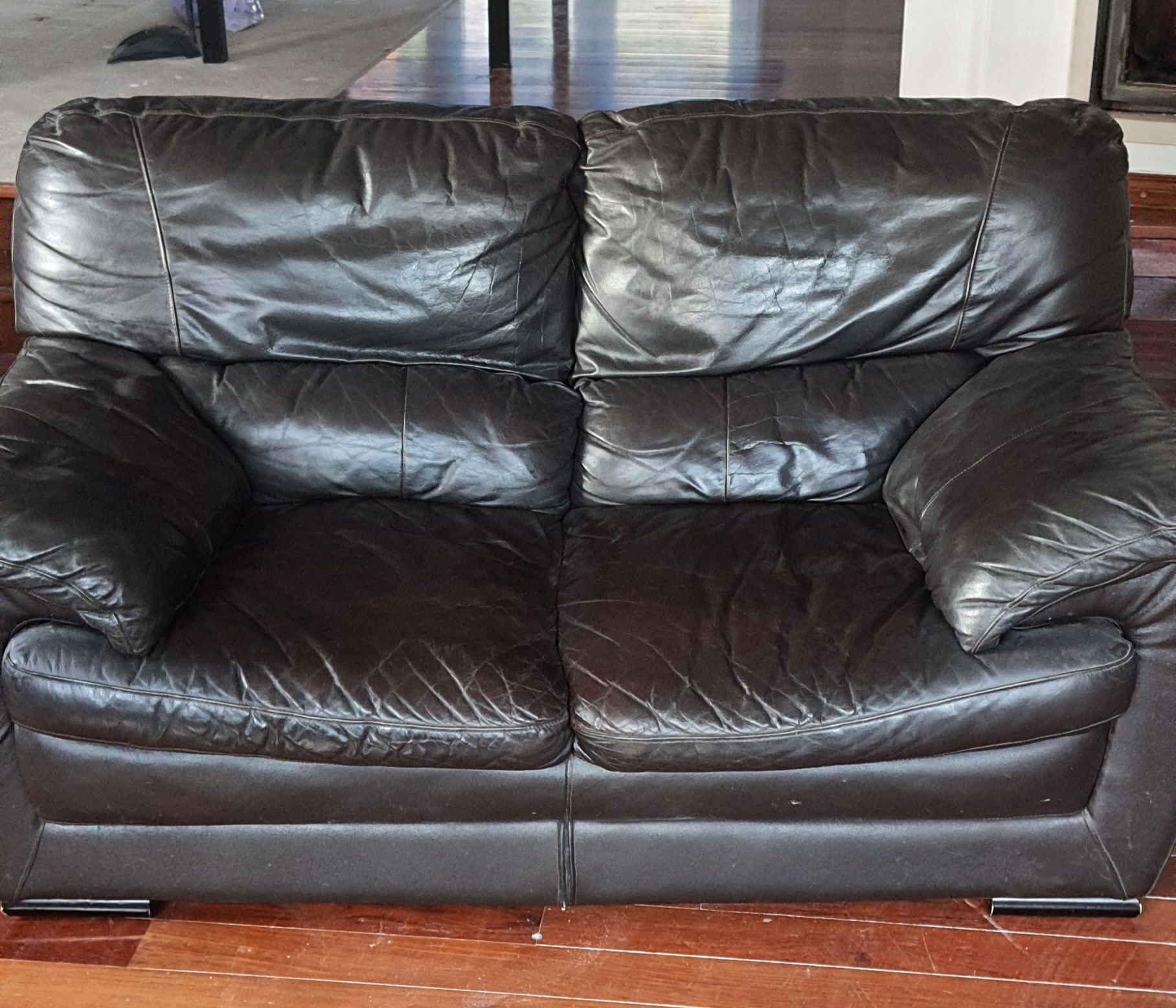 Sofa de pele castanho