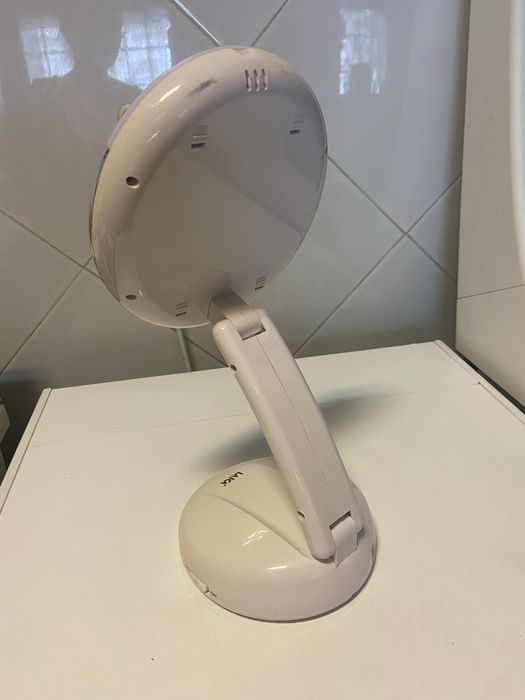 Espelho com ampliação iluminado