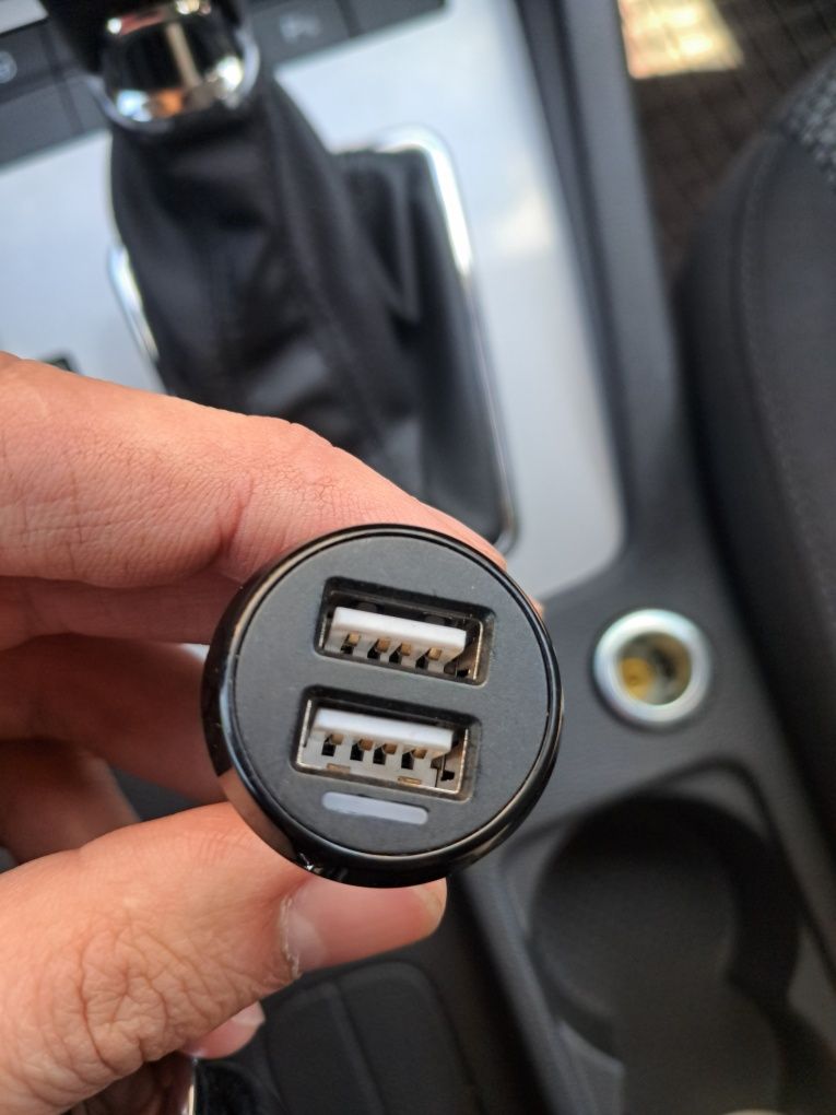 Автомобільна зарядка USB для телефону