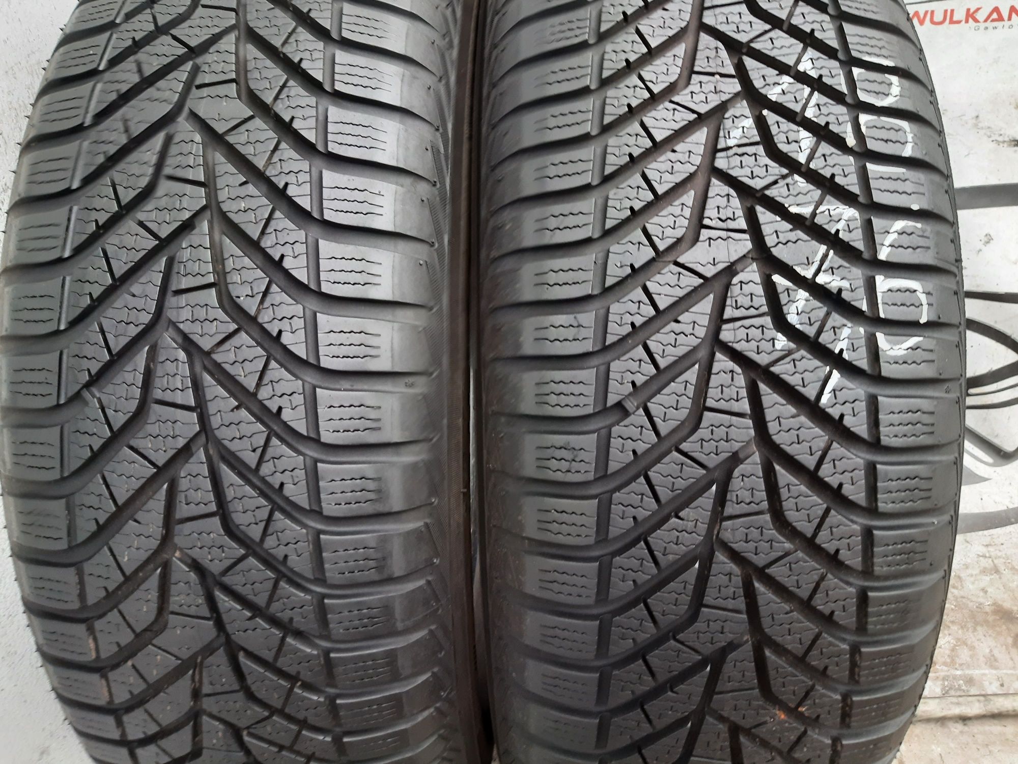 2x 225/65r16 100H Yokohama BluEarth Winter V905