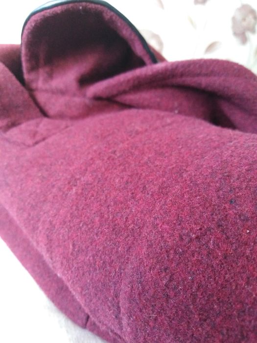 Пальтішко темно вешневе.