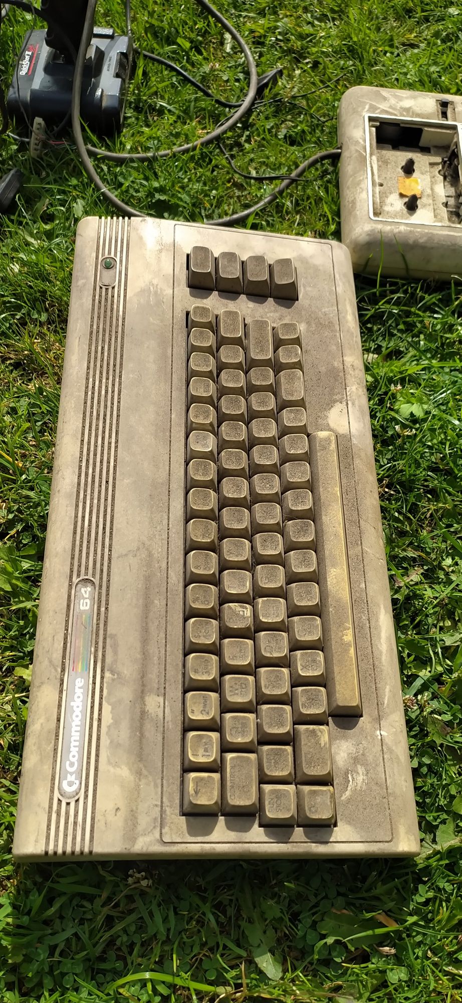 Sprzedam Commodore C64 z magnetofon , joystici