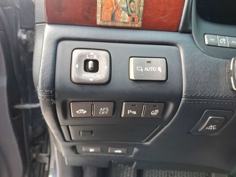 Продаю LEXUS LS600h