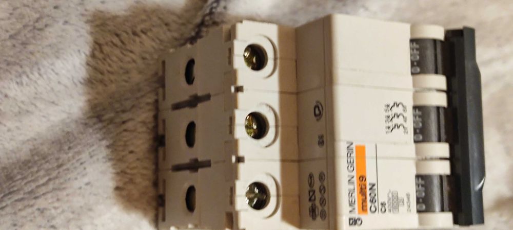 Wyłącznik nadprądowy Merlin Gerin Multi 9 C60N C6.