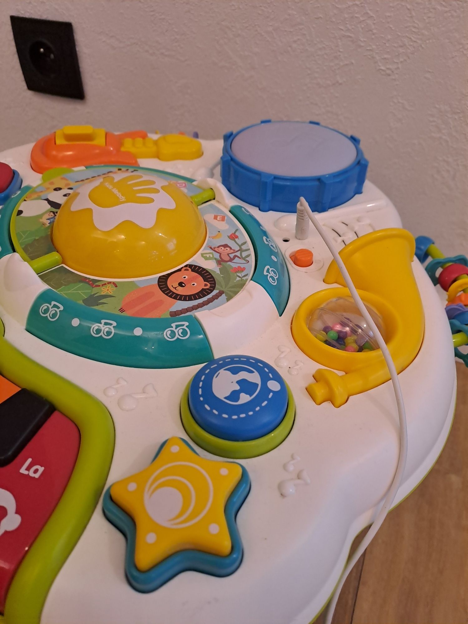 Stolik interaktywny z muzyką