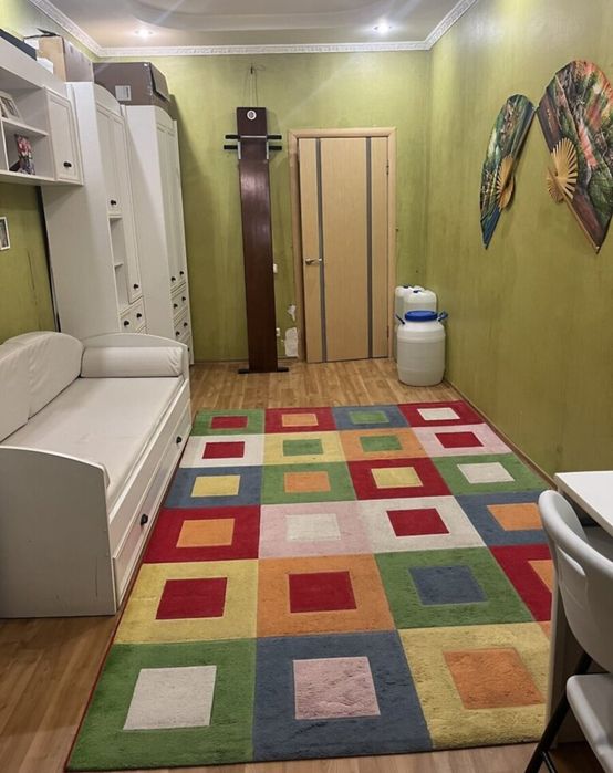 3- комн. 67 м. кв. Сталинка. С. Нигояна. Возле метро.