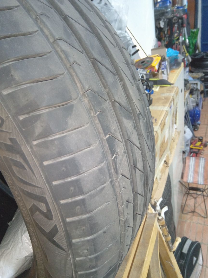 Vendo pneus 215/50/17.