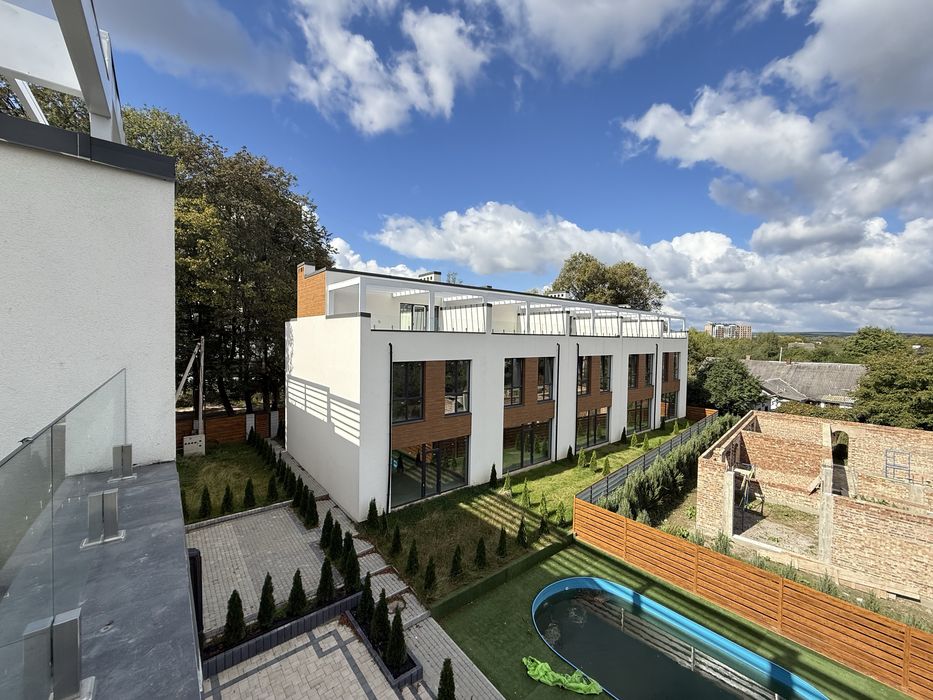 Продається таунхаус біля озера з терасами та басейном