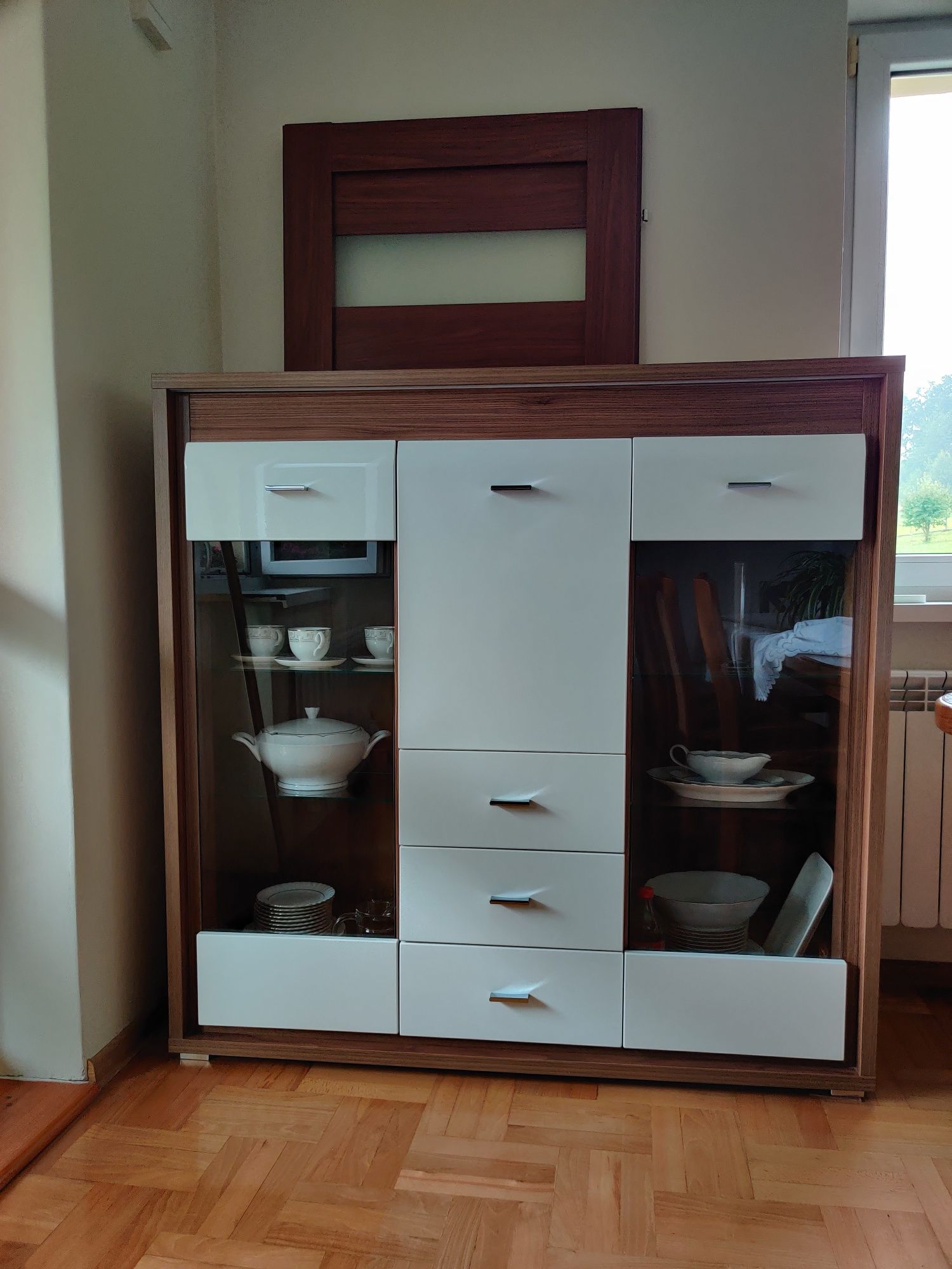 Meble, witryna Dallas 135/133/41cm, orzech naturalny.