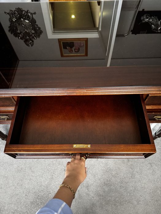 Secretária de Madeira Maciça – Elegância e Qualidade!