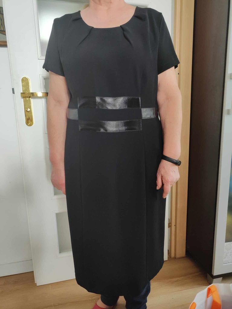 Sukienka czarna z  zorzety z naszywkami  roz48
