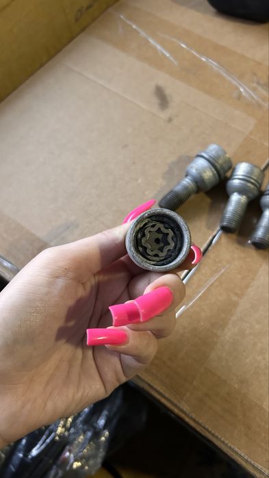 Секретні болти Audi Q5,Q7,Q3,Q8,VW Touareg