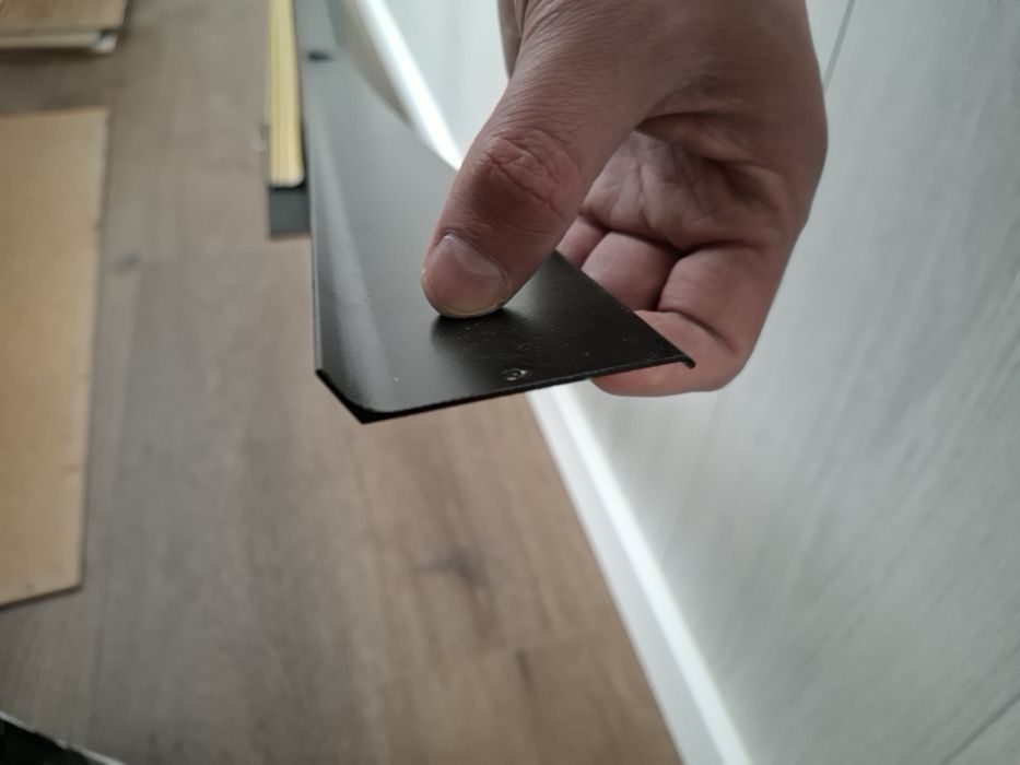 Плоский чорний алюмінієвий плінтус Best Deal 3/60, 2,5 м накладний