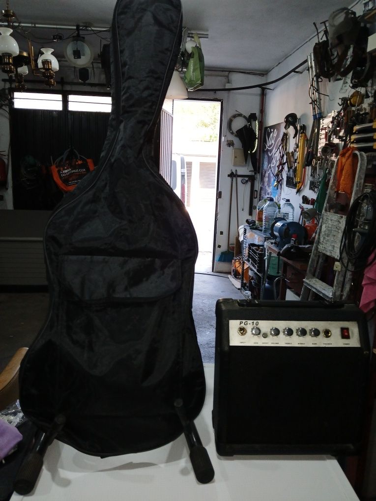 Guitarra elétrica com amplificador saco e tripé