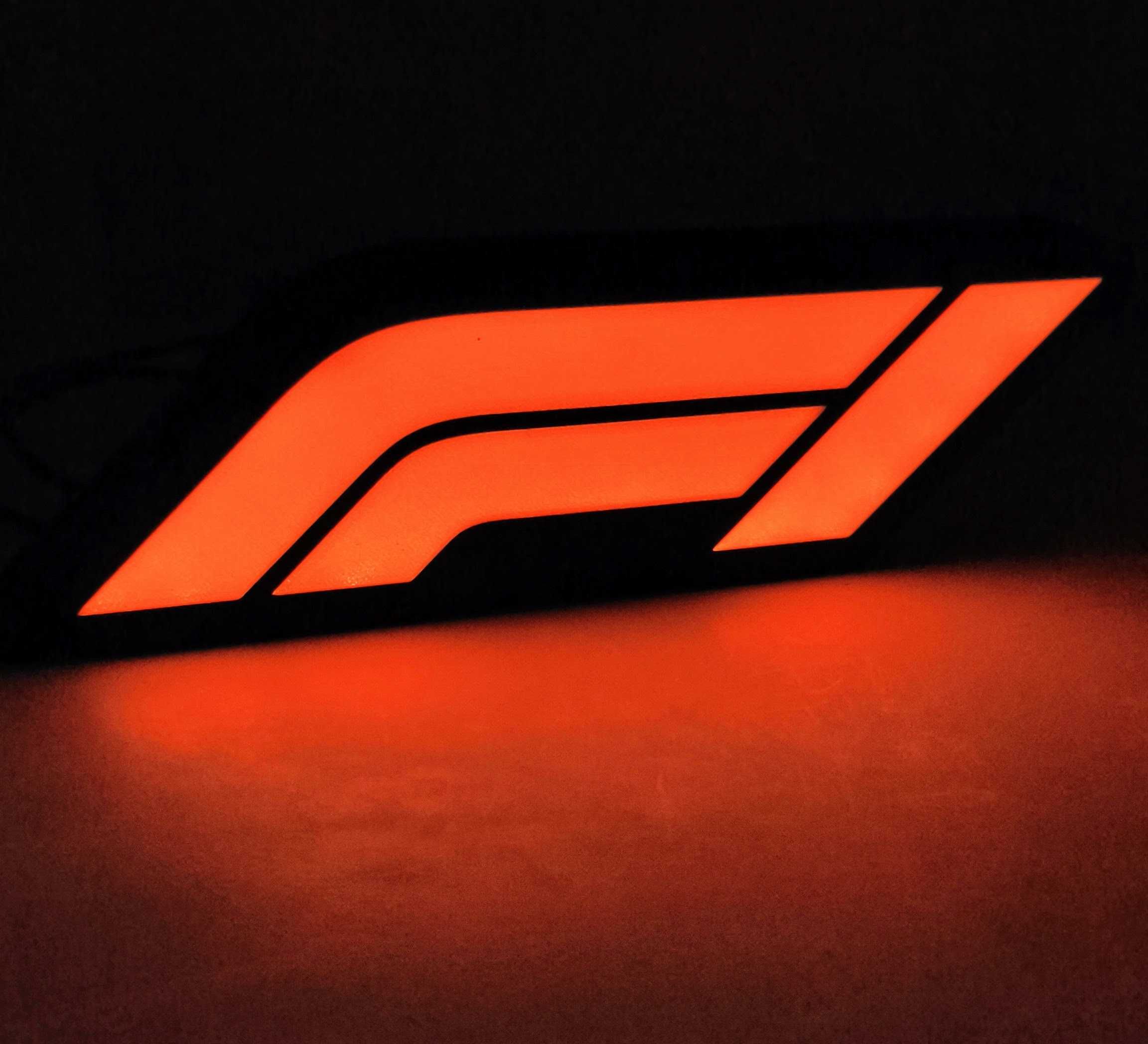 Candeeiro Formula 1 com tomada e ligação USB Luminaria