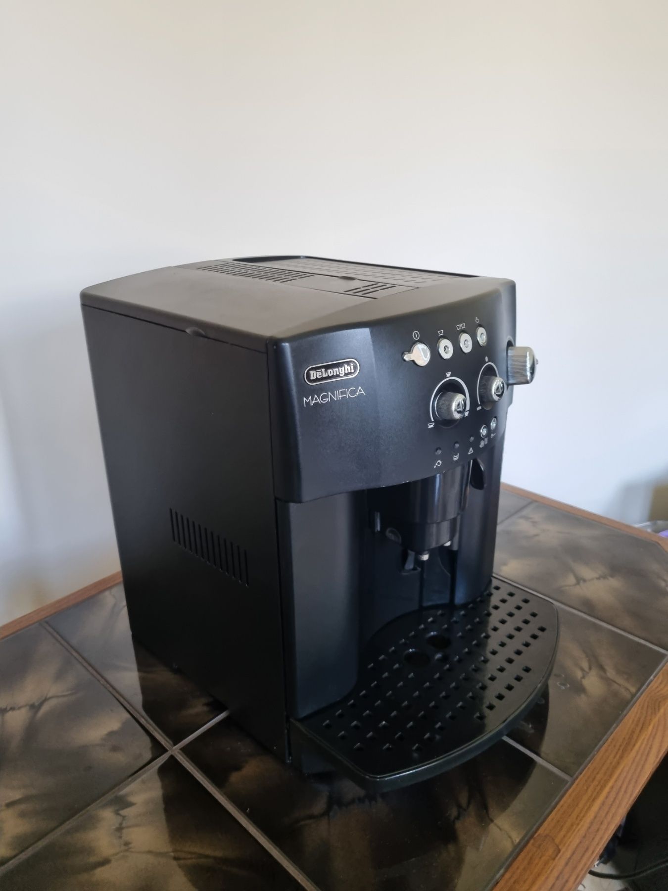 Кавом. Delonghi Magnifica