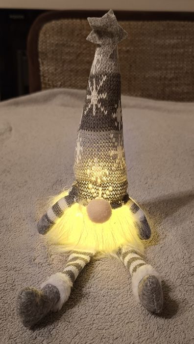 Świąteczny skrzat świecący w kolorze szarym wys.ok.32cm