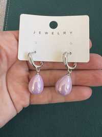 Klasyczne kolczyki w kształcie kropli. Kolor fioletowo-perłowy