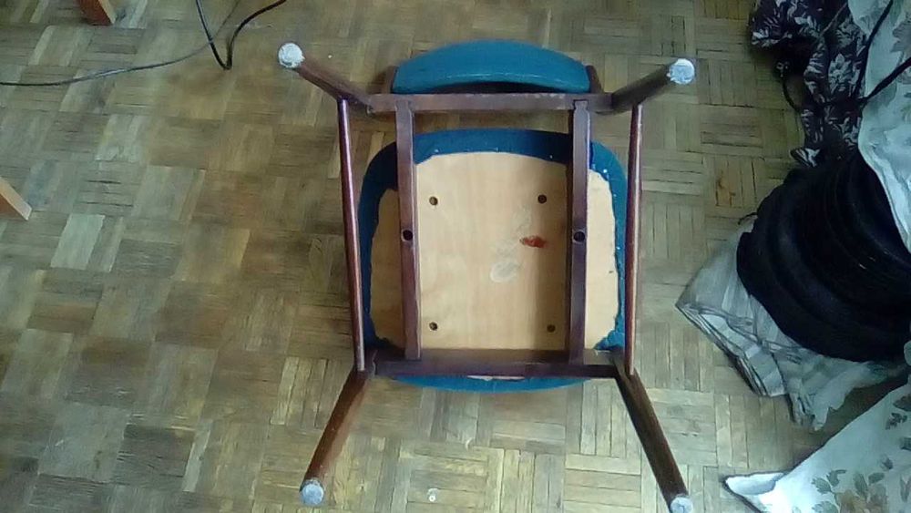 Oryginalne krzesło z PRL, rzadko spotykany styl.