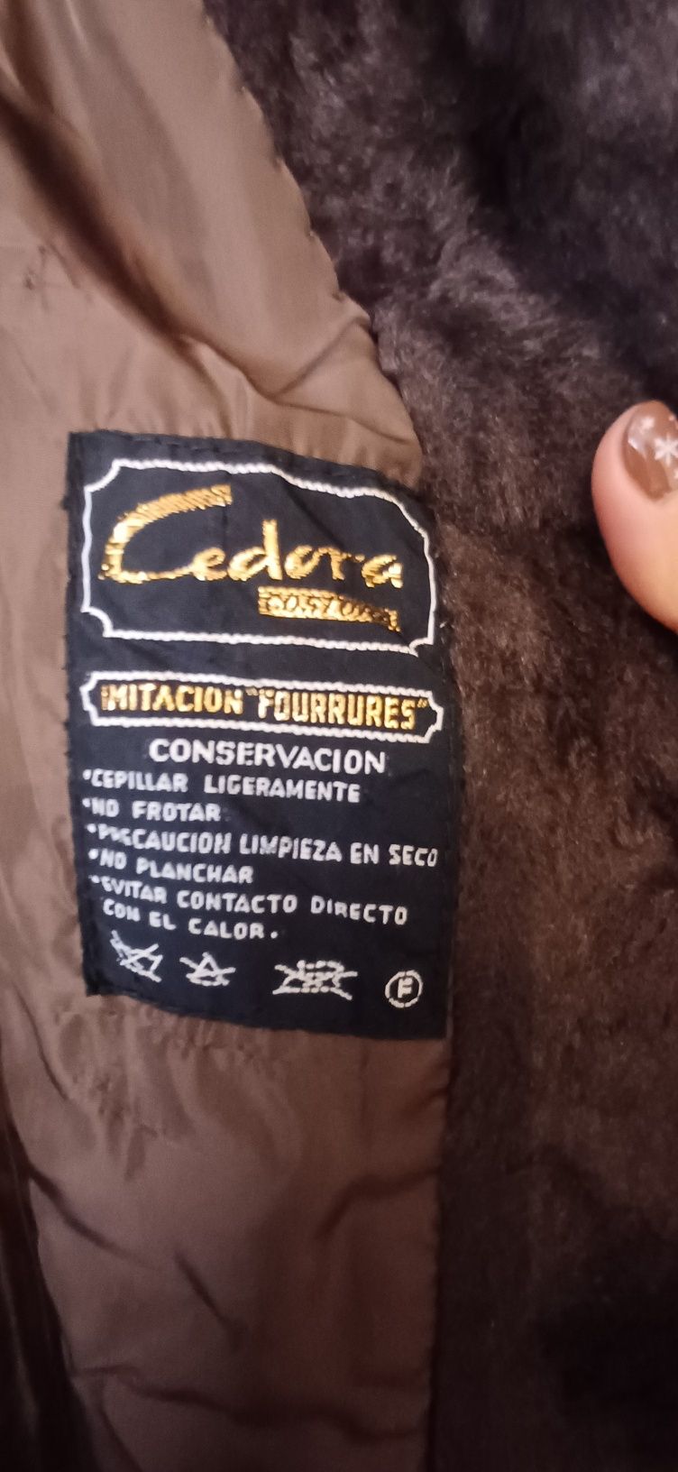 Casaco comprido a imitar pêlo