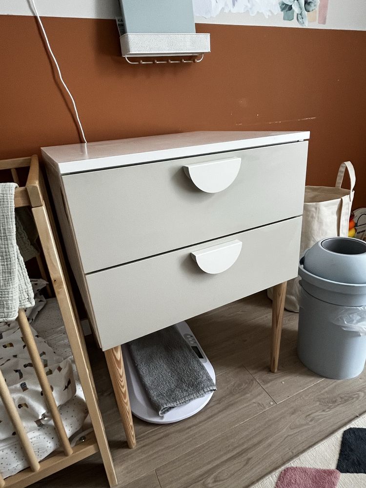 Szafka IKEA PLATSA z drewnianymi nóżkami- idealna pod przewijak